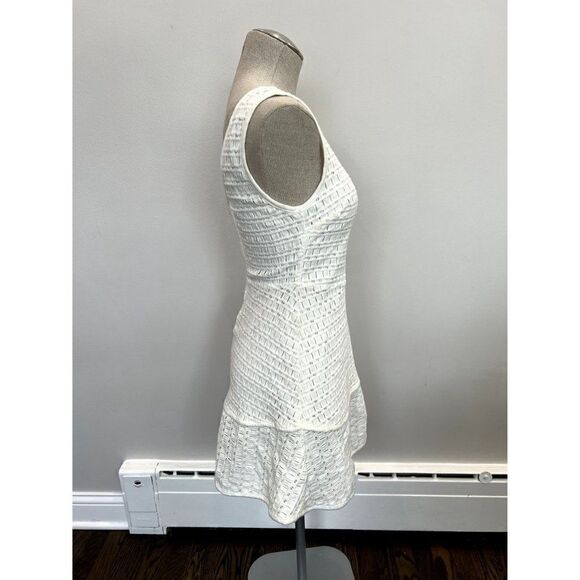 Cupcakes & Cashmere Matilda V Neck Crochet Dress in Ivory Size 6 - Picture 4 of 6